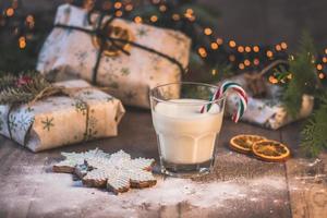 biscoitos e leite nas férias de inverno foto