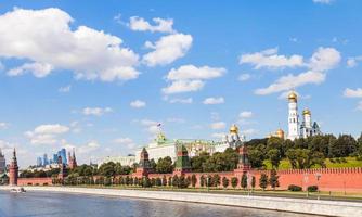 vista do kremlin de moscou do rio moskva no verão foto