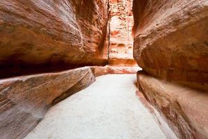 o siq - desfiladeiro estreito para a cidade antiga de petra foto