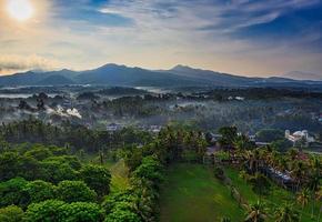 pôr do sol sobre a cidade na Indonésia foto