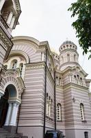 torres da natividade da catedral de cristo em riga foto