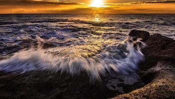 longa exposição das ondas do oceano foto