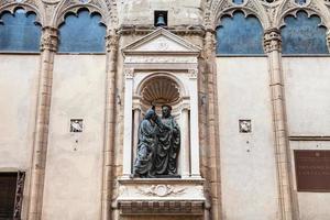 orsanmichele parede com estátua christ e st thomas foto