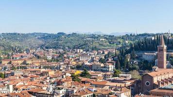 vista acima da cidade de verona com a igreja de sant'anastasia foto