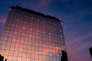 edifício com reflexo de nuvens coloridas foto