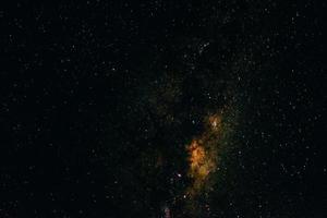 céu noturno com estrelas e galáxia foto