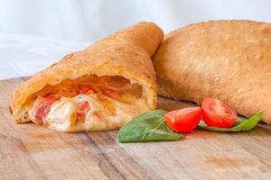 close-up de tomate e mussarela panzerotti foto