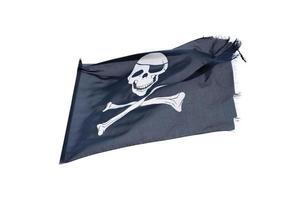 acenando a bandeira pirata jolly roger isolado no branco foto