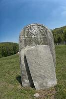 pedra do túmulo no cemitério foto