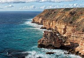 falésias da costa de Kalbarri Batavia no oceano foto