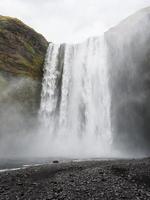 vista da cachoeira skogafoss na islândia foto