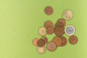 várias moedas de euro foto