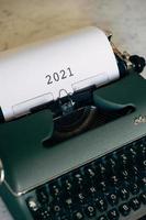 máquina de escrever verde com 2021 digitado