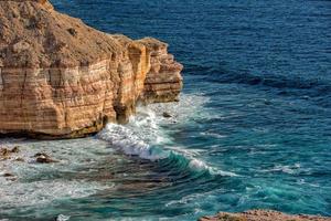 falésias da costa de Kalbarri Batavia no oceano foto