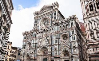 fachada catedral santa maria del fiore depois da chuva foto