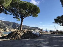 barcos destruídos pelo furacão da tempestade em rapallo, itália foto