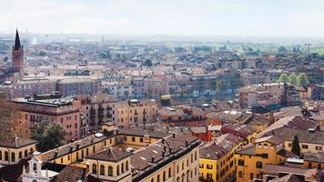 vista acima da cidade de verona com lungadige foto