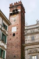 torre perto da piazza delle erbe i verona foto