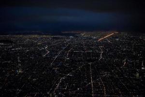 vista aérea noturna da cidade do méxico panorama de tráfego pesado foto