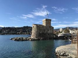 barcos destruídos pelo furacão da tempestade em rapallo, itália foto