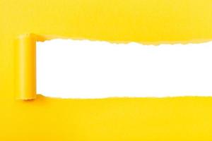 papel rasgado enrolado amarelo em branco isolado foto