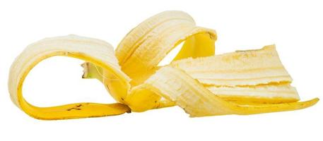 casca de banana amarela isolada em branco foto