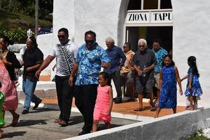 aitutaki, Cook Island - 27 de agosto de 2017 - pessoas locais na missa foto