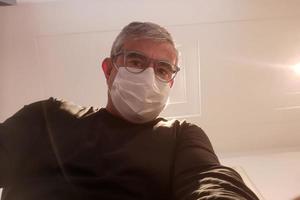homem usando máscara de coronavírus foto