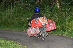 denpasar, bali, indonésia - 15 de agosto de 2016 - indonésia pessoas andando de bicicleta foto