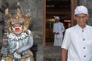 bali, indonésia - 12 de agosto de 2016 - monge balinês e adorador no templo para celebração da lua cheia foto