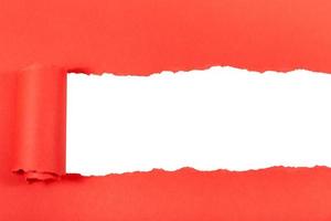 papel rasgado enrolado vermelho em branco isolado foto