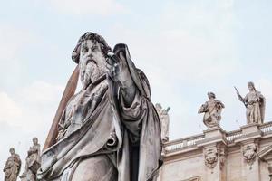 estátua paulo apóstolo close-up no vaticano foto