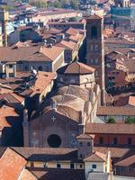 vista acima da catedral na cidade de bolonha foto