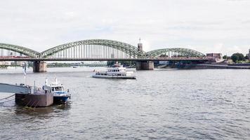 ponte hohenzollern sobre o rio reno em colônia foto