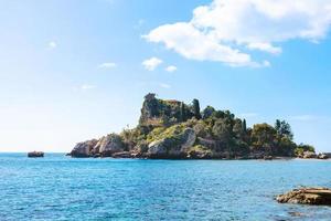 ilha isola bella no mar jônico perto de taormina foto