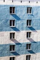parede de prédio de apartamentos com janelas foto