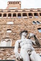 estátua david perto do palazzo vecchio em florença foto