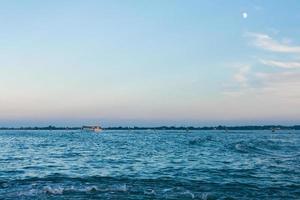 céu azul da noite sobre a bacia de san marco em veneza foto