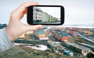 turista tirando foto da cidade de anadyr