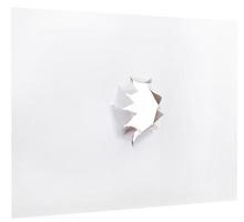 folha de papel com furo isolado no branco foto