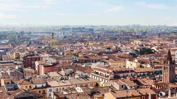 vista acima da cidade de verona na primavera foto