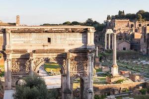 arco de septímio severo e fórum de césar foto