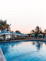 cabanas à beira da piscina e praia foto