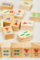 telhas de madeira no jogo de mahjong na mesa têxtil foto