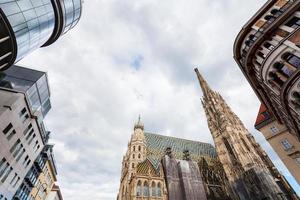 nuvens cinzentas sobre a catedral e stephansplatz foto
