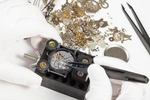 reparação de relógio de pulso com peças de reposição foto