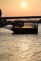 cais no rio Danúbio ao amanhecer amarelo foto