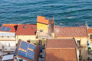 vista acima de casas urbanas na cidade de giardini naxos foto