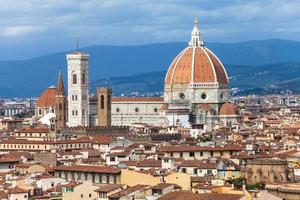 vista do duomo na cidade de florença foto