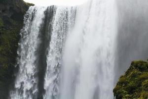 jatos de água da cachoeira skogafoss na islândia foto